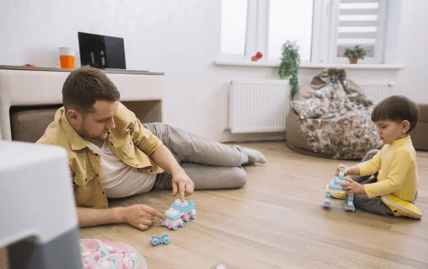 Hombre aupair en Europa jugando con niño, demostrando que sí hay familias interesadas y es una opción real.