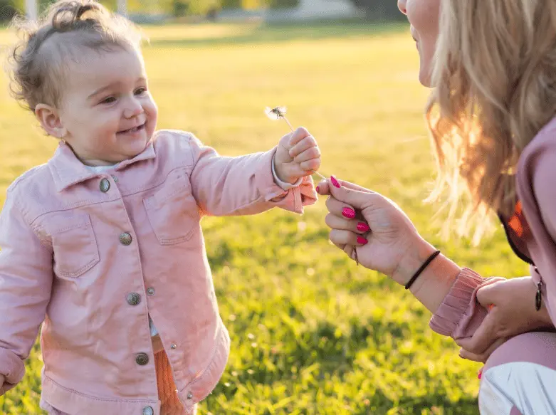 Decisiones al ser aupair Joven tomando decisiones para ser au pair: comparativa detallada entre sitios y agencias tradicionales