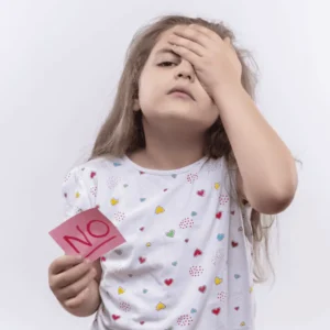 Chica advirtiendo sobre los límites de horas extra para trabajo au pair en Europa, cubriendo máximos mensuales, tiempos de aviso, voluntariedad y registro. 
